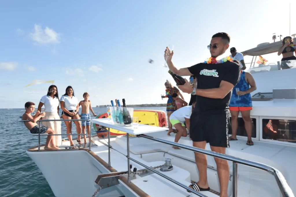 Celebración con cava a bordo de un catamarán