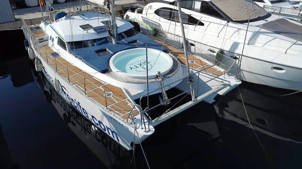 Catamarán Arrecife navegando