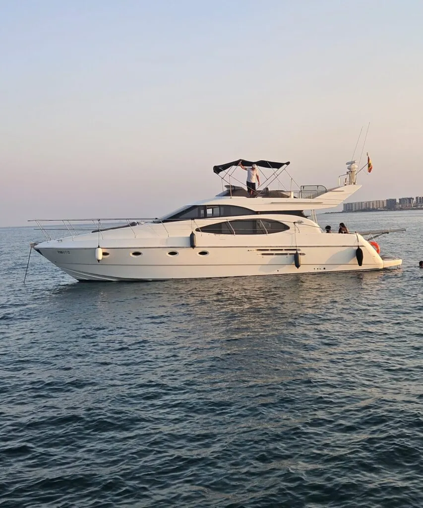 Yate Cridamar navegando al atardecer