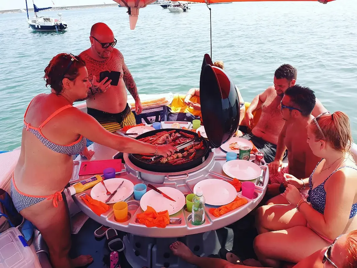 Grupo brindando a bordo del Donut Boat en Torrevieja