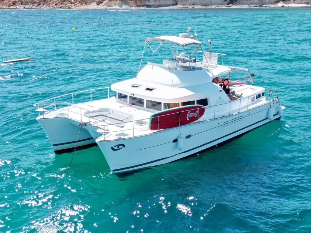 Catamarán Isabel Alba navegando