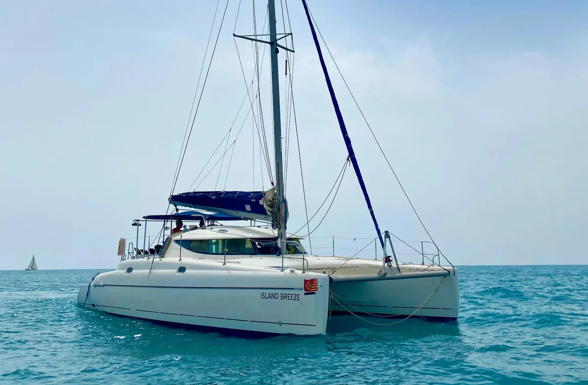 Catamarán Island Breeze navegando
