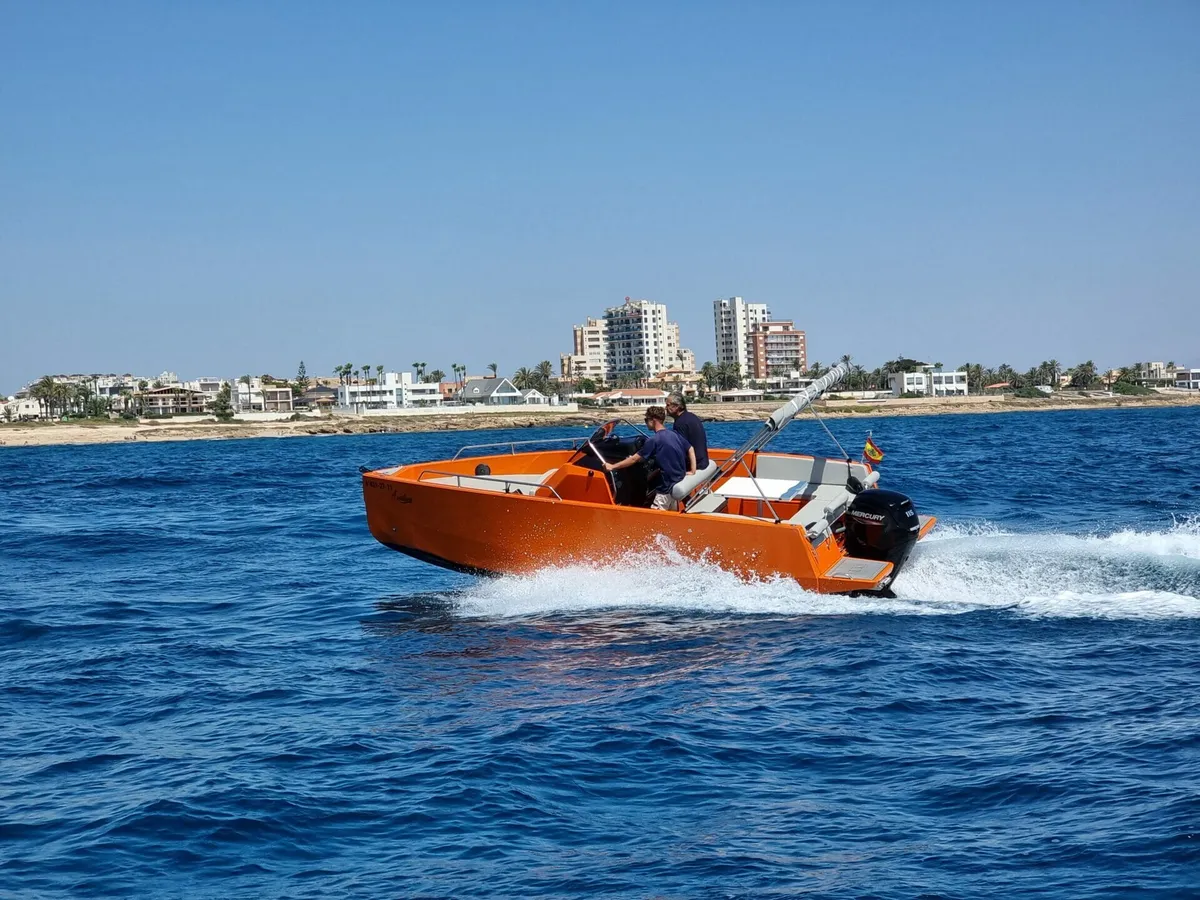 Nuva M6 Open Aventura navegando