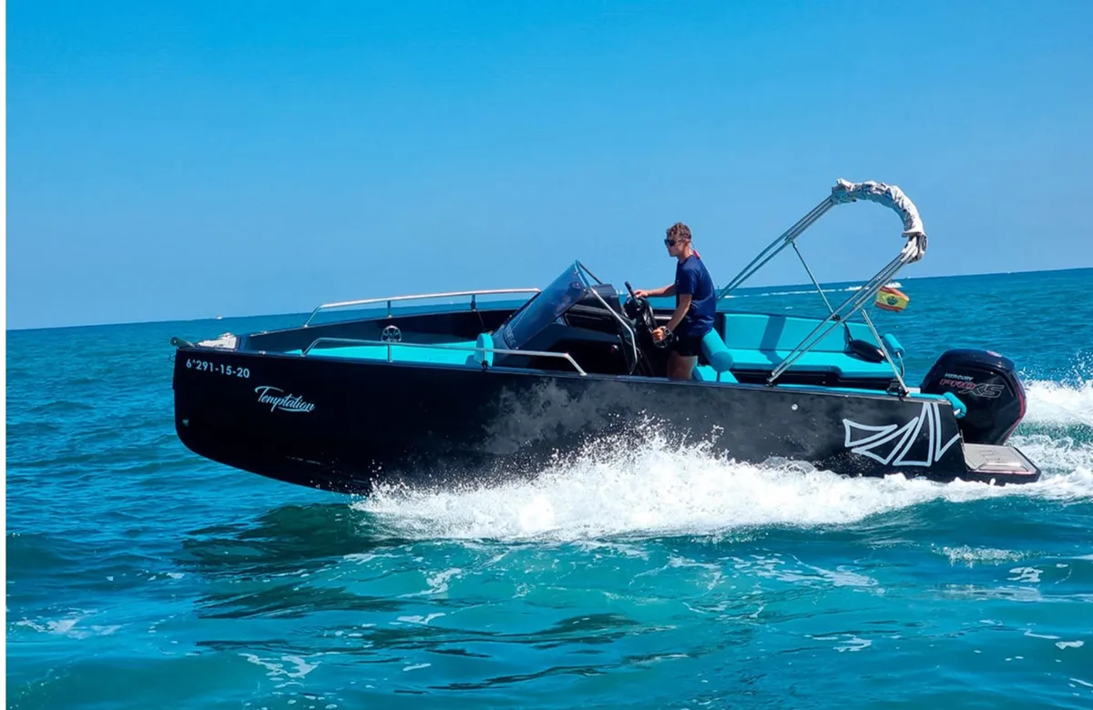 Nuva M6 Open Temptation navegando